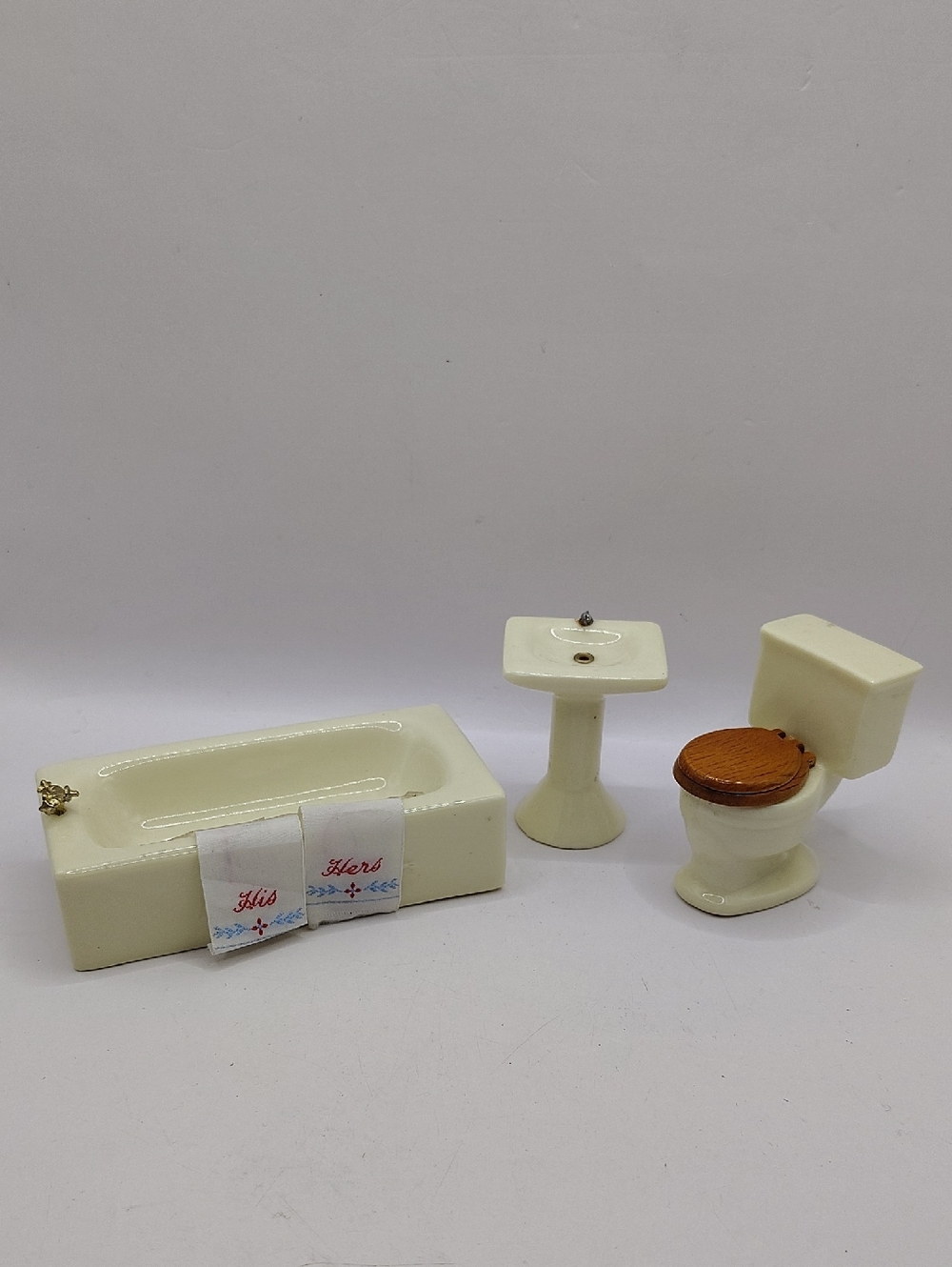 Vintage Cream Ceramic Bathroom Dollhouse Set - Bathtub, Sink, Toilet